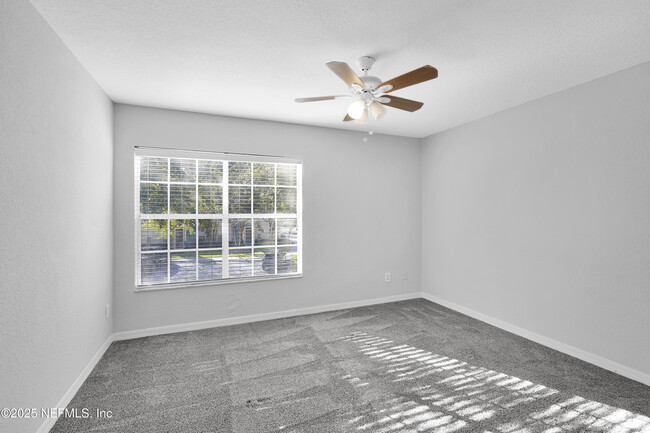 Building Photo - 13700 Richmond Park Dr N