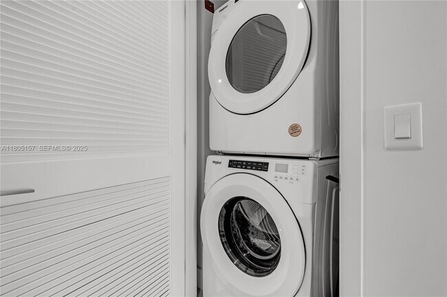 Building Photo - 601 NE 1st Ave