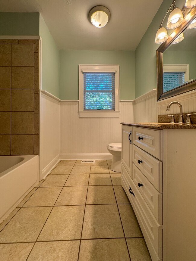 Building Photo - Charming 2 Bed 1.5 Bath Home in Haymount
