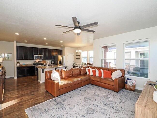 Building Photo - Beautiful House in Excellent Daybreak Loca...