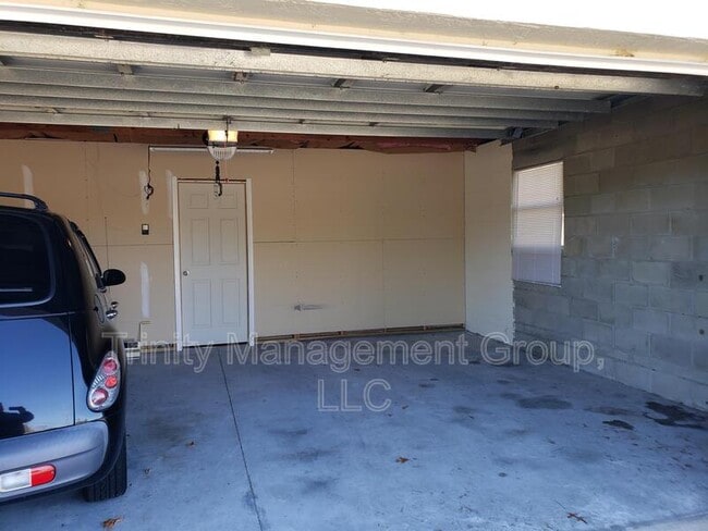 Building Photo - 10264 Spring Hill Dr