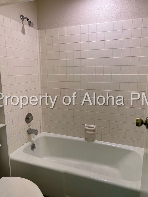 Building Photo - 885 Camelot Dr