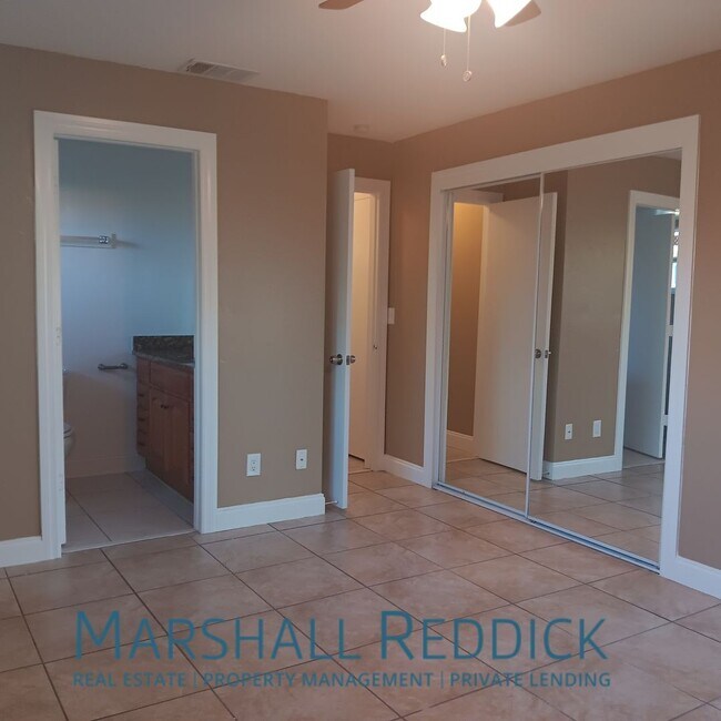 Building Photo - 2 bed 2 bath with a pool