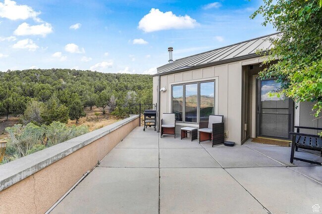 Building Photo - Scenic Mountain View Rental Minutes from Shopping & Trails!