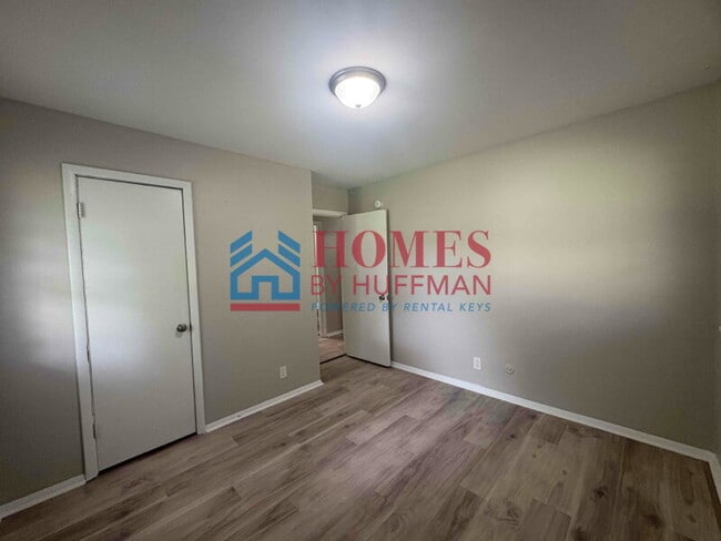 Building Photo - Two Bedroom Duplex | Move in Ready