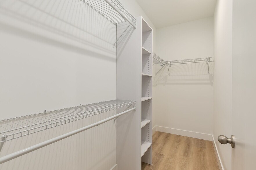 walk in closet - 864 N State St