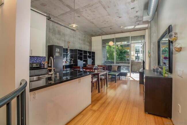 Building Photo - 1025 Island Ave