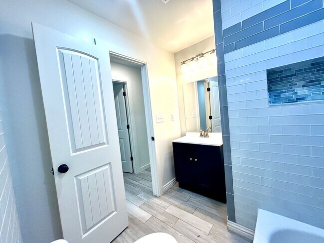 Building Photo - Updated 3 Bed / 2 Bath home with Single Car Garage in Farmington