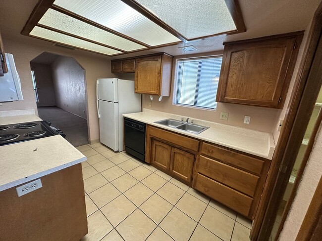 Building Photo - Cute 2 bedroom, 2 bathroom home with firep...