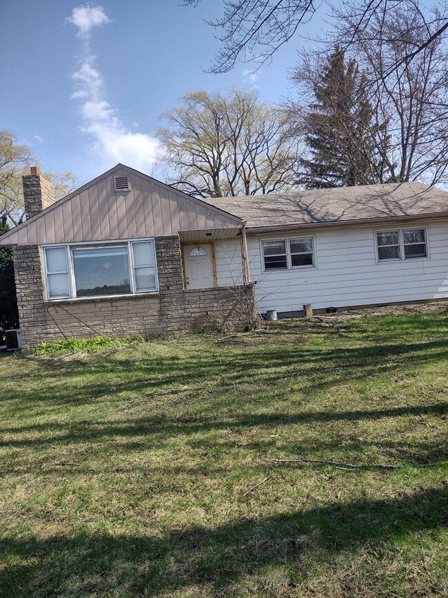 Primary Photo - W306S4879 WI-83