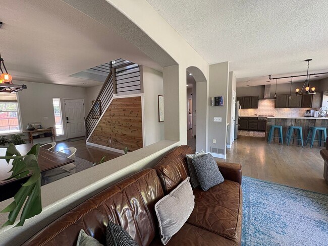Building Photo - High-End 4 Bed 3.5 Bath Home Next to Arapa...