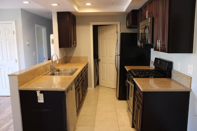 Building Photo - $2,900 - 2 Bed 2 Bath Condo in Oceanside Near Beach!