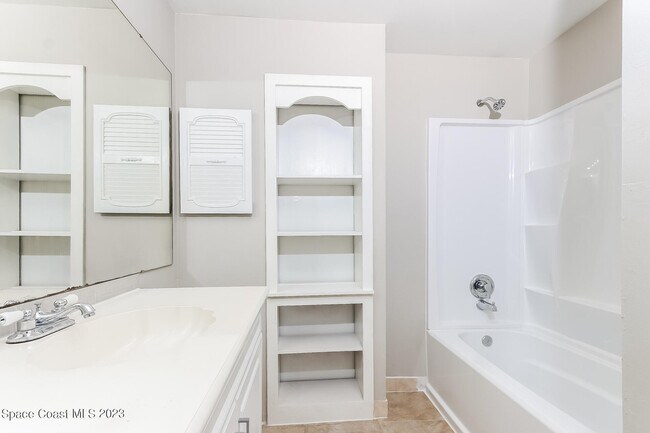 Building Photo - 1376 23rd Pl SW