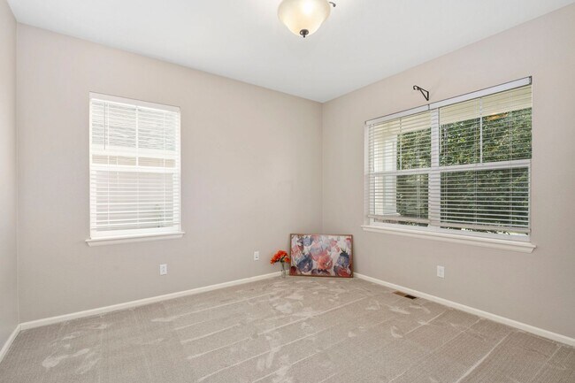 Building Photo - 3-Bed 3-Bed House