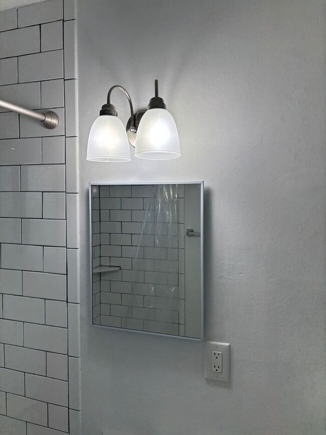 Building Photo - Charming 2-bedroom and 1-bathroom house lo...