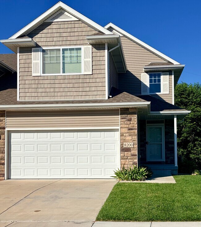 Building Photo - 8200 Broken Ridge Dr