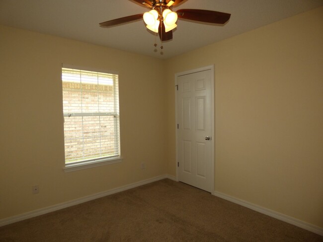 Building Photo - Great 4 Bedroom in Pensacola