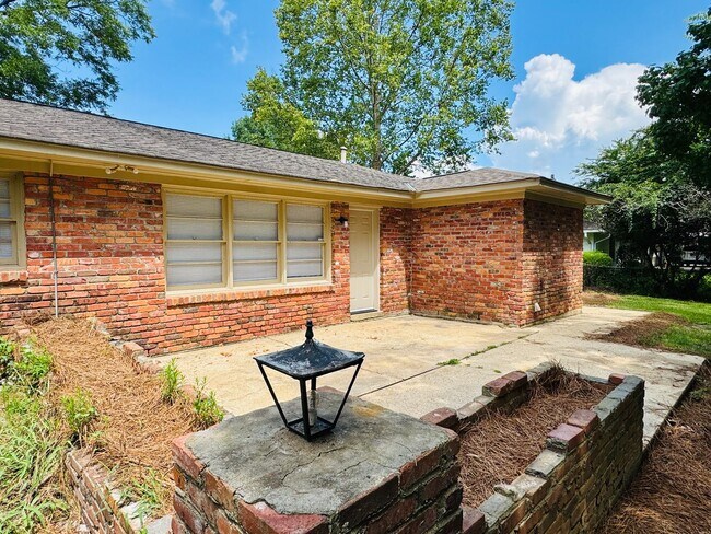 Building Photo - Freshly Renovated 4-Bedroom Retreat!