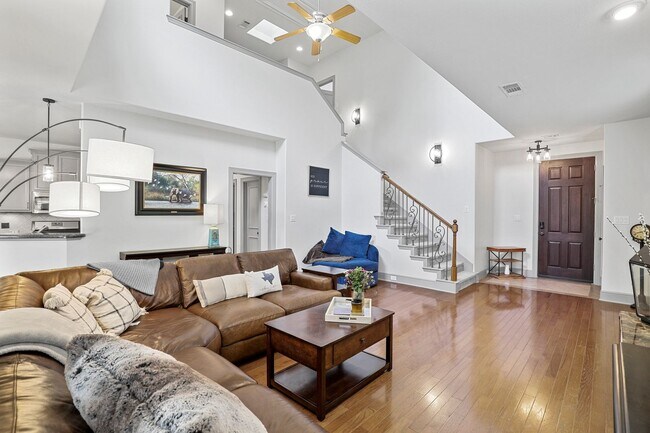 Building Photo - Stunning Townhome in Coves at Columbian Club