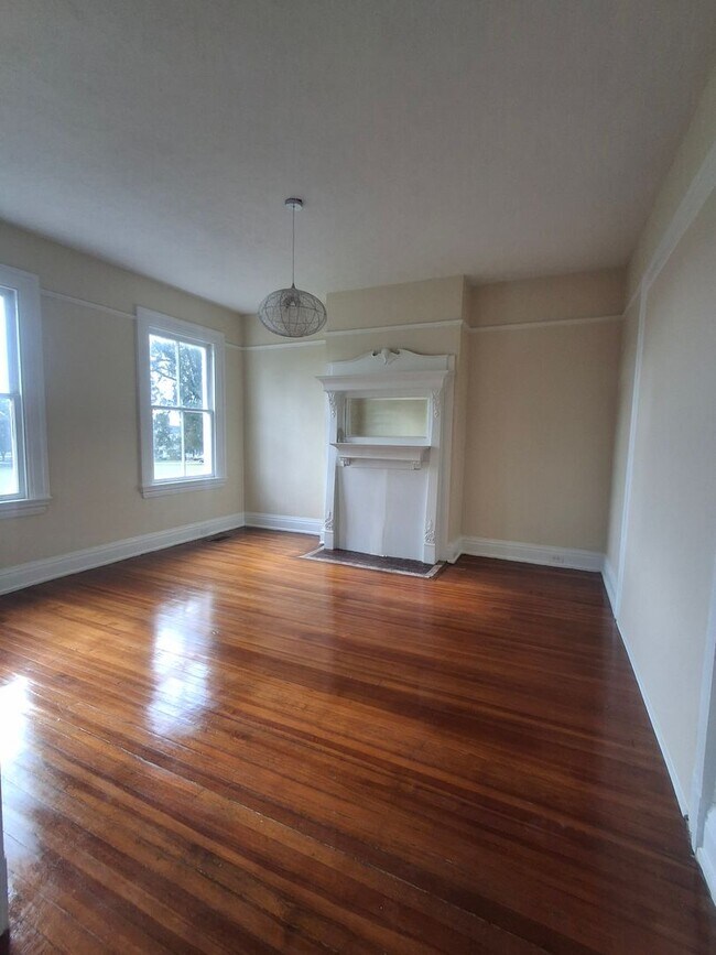 Building Photo - Historic district apartment home available...
