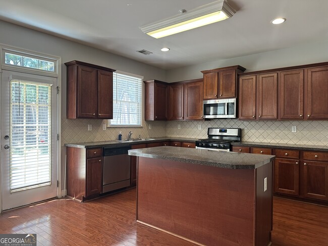 Building Photo - 669 Maple Grove Way