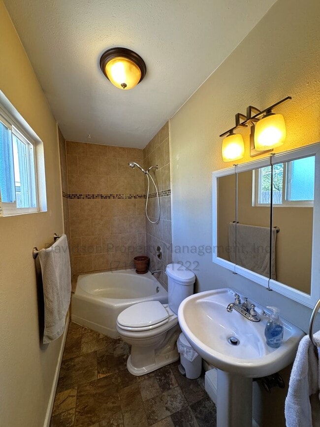 Building Photo - Stunning 4 Bedroom House near Old Colorado...