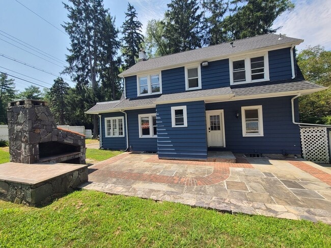 Building Photo - 4 bedrooms and 1.5 bathrooms, this home of...