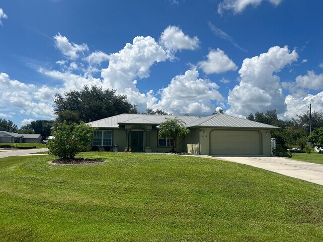 Building Photo - ($2,195) * ANNUAL ** Pool ** 3 Bed / 2 Bath - Harbor Heights  ** Single Family Home