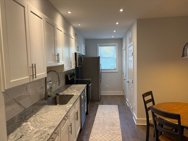 Building Photo - Modern 2- Story Townhome with Fenced in Ba...