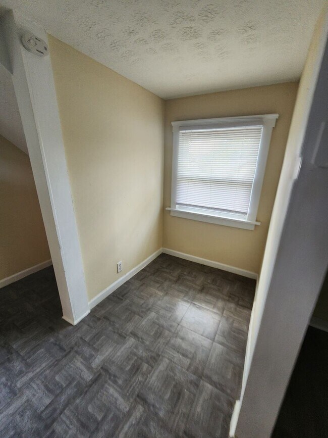 Building Photo - One Bedroom Clean Apt For Rent