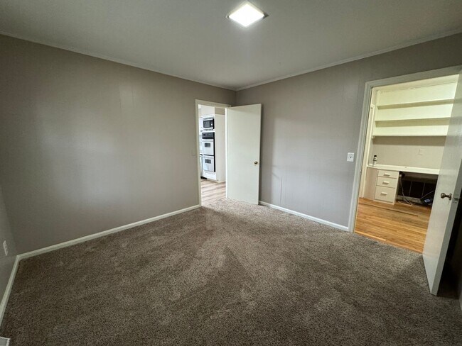 Building Photo - Private 3/2 Country House- $1,595