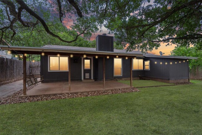 Building Photo - 701 Riverwood Dr