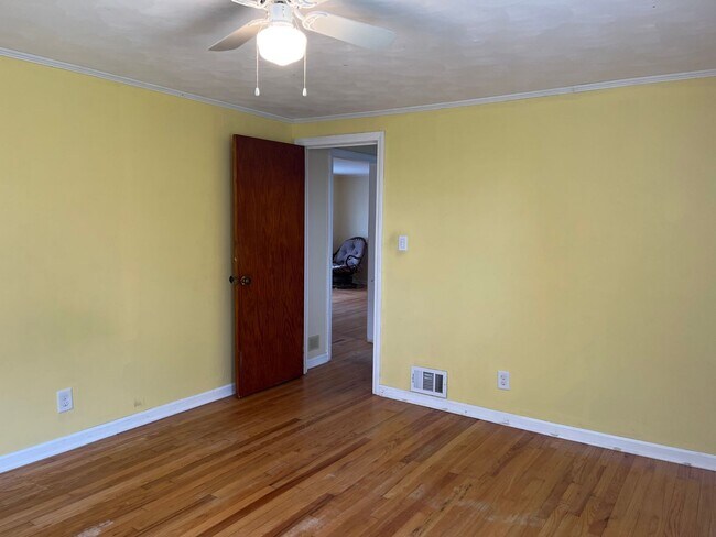 Building Photo - Single-level, 2-beds 1-bath house in New B...