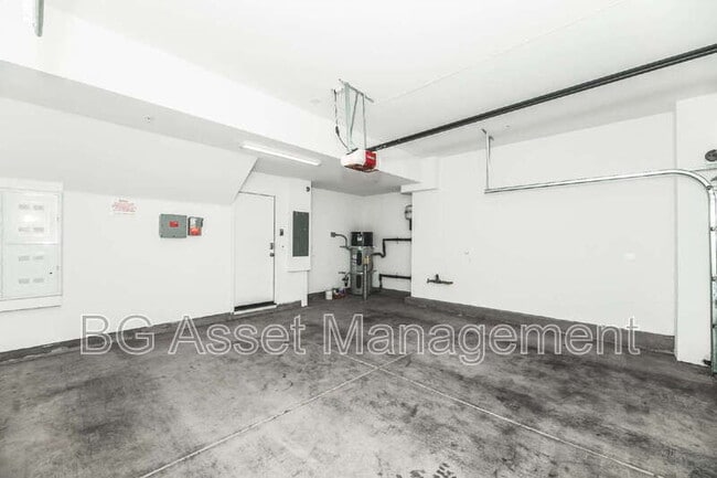 Building Photo - 180 Uptown Cir