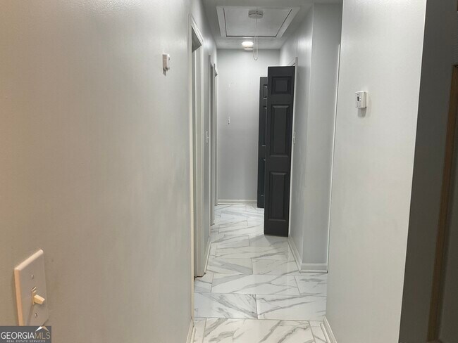 Building Photo - 558 Kenwood Rd