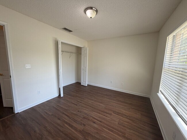 Building Photo - Comfort, Convenience & a Fresh Start in Palm Coast!