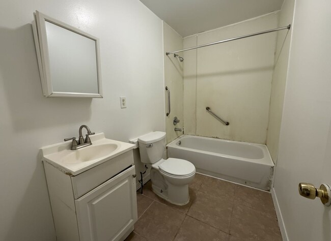 Building Photo - 4 Bedroom 1 Bath Rental In Germantown