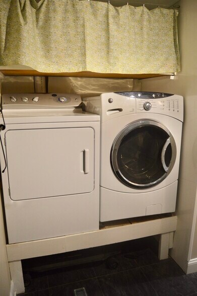 Building Photo - 56 Ash St