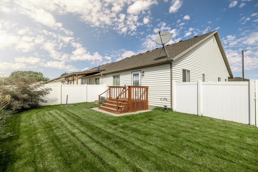 Small, enclosed backyard - 406 Neff Cir