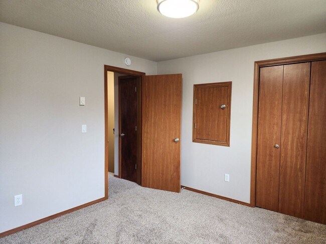 Building Photo - 2 Bedroom Townhouse in Newberg