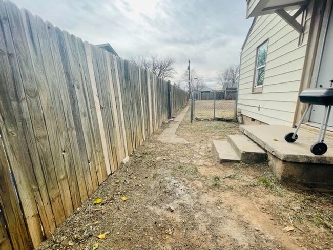 Building Photo - 1002 W Deming St