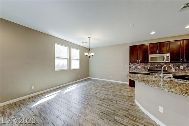 Building Photo - Northwest 4 bedroom!