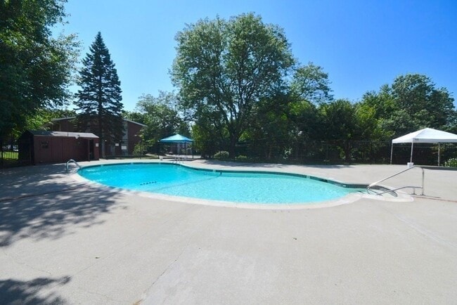 Building Photo - 10 Crescent Dr