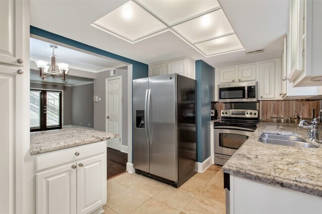 Building Photo - 10205 Regal Oaks Dr