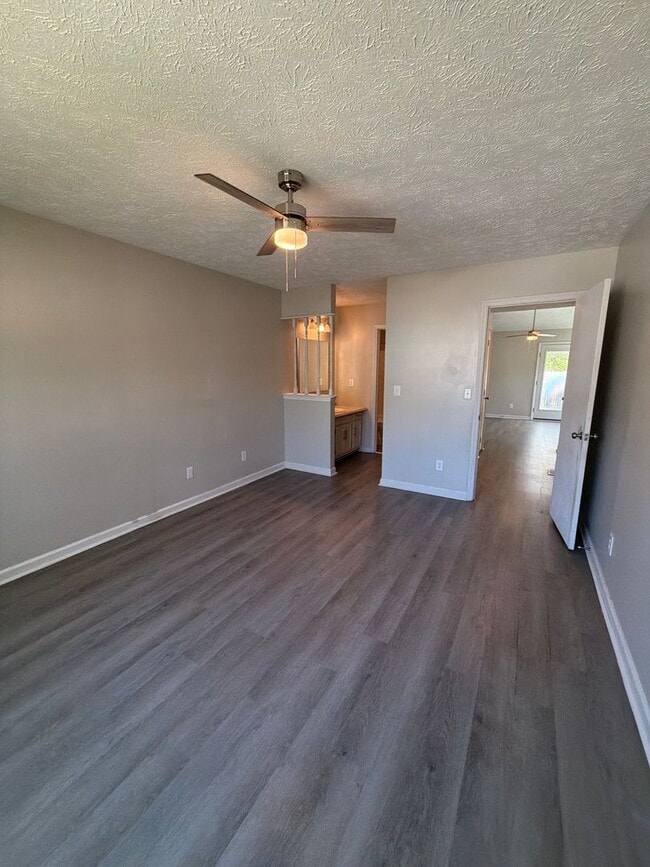 Building Photo - NEW LISTING!!