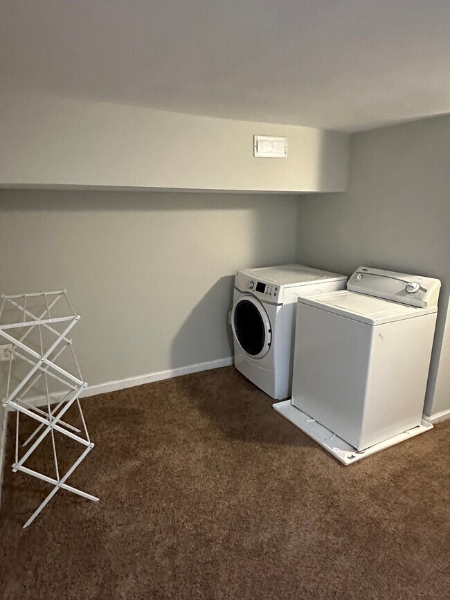 Building Photo - 37 S Ellwood Ave