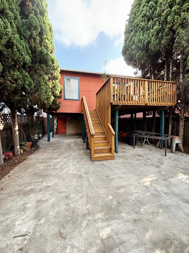 Building Photo - 823 Apgar St