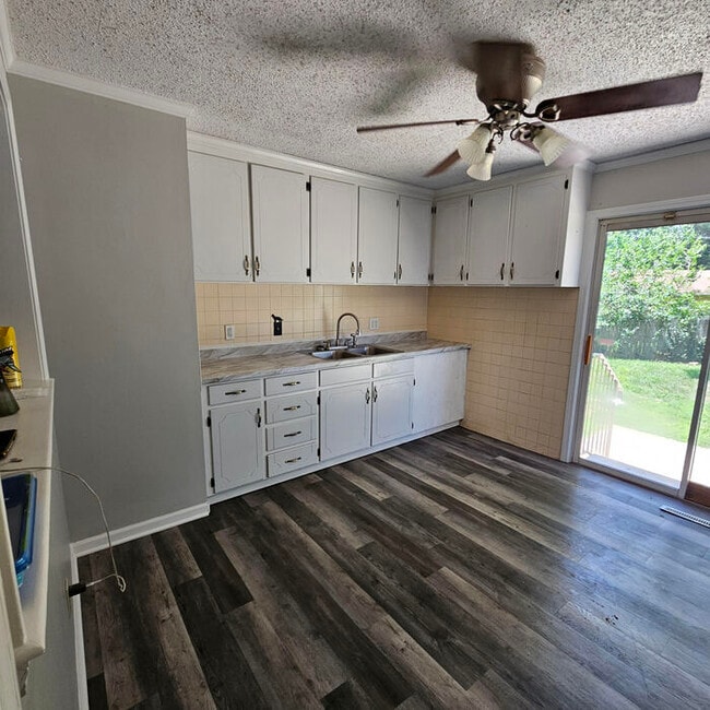 Building Photo - Charming Single-Family Home with Modern Fe...