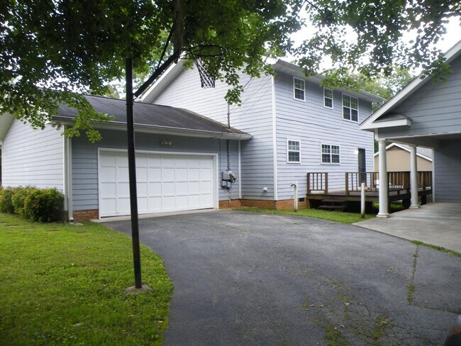 Building Photo - 3 bedroom Signal Mountain Home!