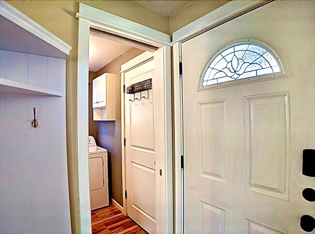 Building Photo - 8010 SE Henry St